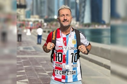 El DJ croata lució su particular camiseta en las calles de Qatar