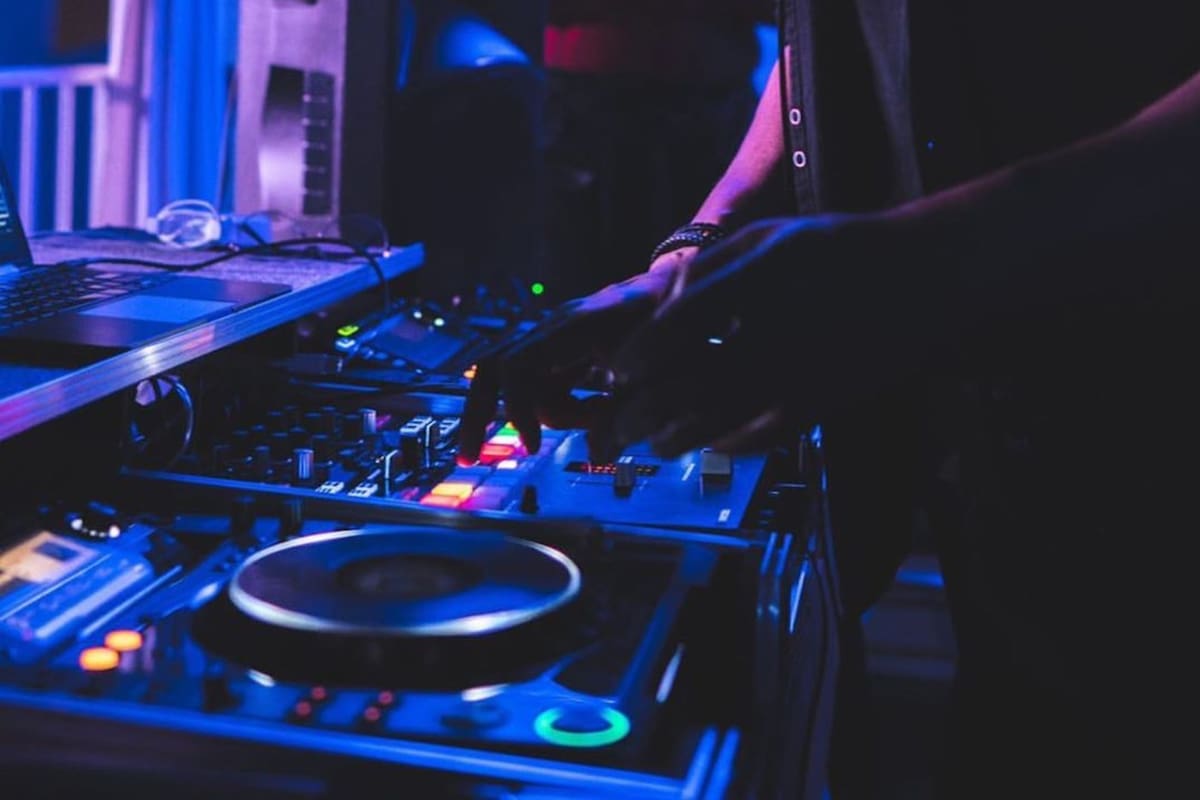 El DJ D-Nice hizo una fiesta electrónica virtual a la que asistieron más de 100 mil personas, entre ellas Jennifer Lopez y Michelle Obama