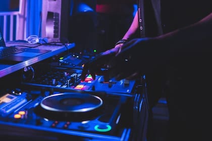 El DJ D-Nice hizo una fiesta electrónica virtual a la que asistieron más de 100 mil personas, entre ellas Jennifer Lopez y Michelle Obama