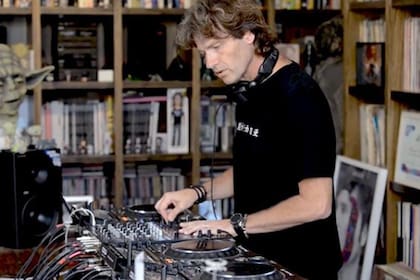 El DJ Hernán Cattaneo propone un nuevo set en streaming, desde el Aeroparque Jorge Newbery, este fin de semana