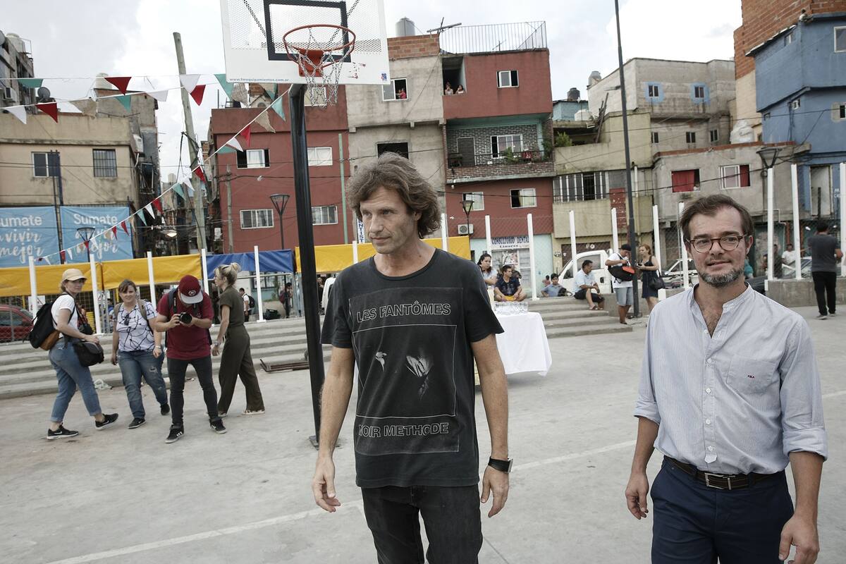 El DJ Hernán Cattáneo y el ministro de Cultura porteño Enrique Avogadro en la cancha de la Villa 31