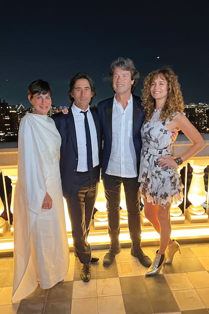 El DJ Hernán Cattáneo y su mujer, Jackie Keen, volaron desde Uruguay y sorprendieron a los novios.