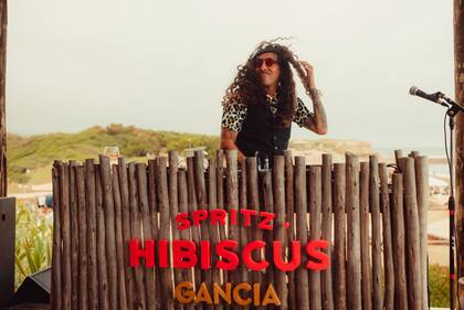 El DJ Lenni Funk hizo vibrar a todos en una jornada frente al mar.