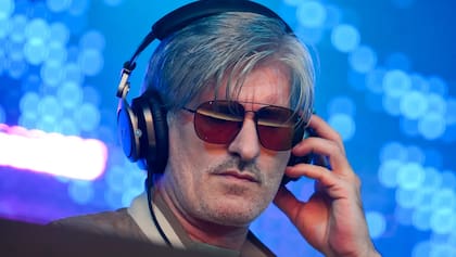 El DJ y músico de electro-house francés Vincent Belorgey, popularmente conocido como Kavinsky, fue encontrado muerto en su casa de París a los 50 años