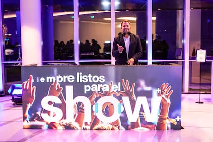 El DJ Tommy Muñoz recibió a los invitados con grandes clásicos