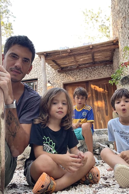 El DJ y empresario con sus tres hijos. “Con ellos comparto un ritual cada vez que los llevo a la escuela: cada uno elige una canción de mi playlist y así van descubriendo nuevos estilos musicales”, cuenta