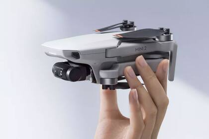 El DJI Mini 2 tiene solo 249 gramos de peso y una autonomía de vuelo de hasta 31 minutos