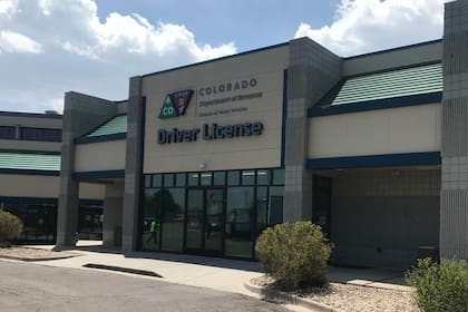 El DMV de Colorado resaltó que los migrantes pueden obtener una identificación oficial para registrar su vehículo sin depender de terceros