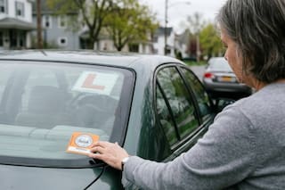 Alerta del DMV de Nueva York para quienes toman clases de manejo: cómo comprobar si la escuela tiene licencia