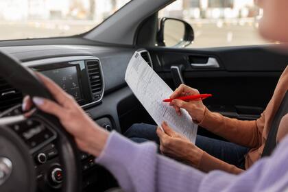 El DMV emite la licencia de conducir a los residentes de California