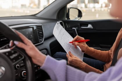 El DMV emite la licencia de conducir AB 60 a los solicitantes que no pueden proporcionar prueba de presencia legal en los EE.UU. (Archivo)