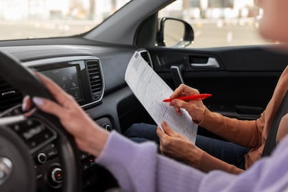 El DMV emite una licencia de conducir a los solicitantes que no pueden proporcionar prueba de presencia legal en EE.UU.