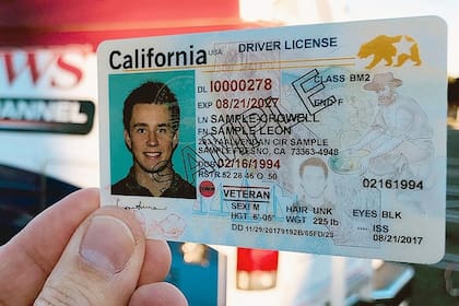 El DMV establece que los residentes en California pueden solicitar licencias de conducir comerciales o no comerciales