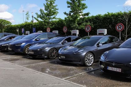 El DMV lanzó una fuerte advertencia contra Tesla en California y Elon Musk tiene dos meses para corregir errores