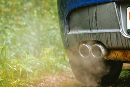 El DMV no emitirá la nueva tarjeta de registro ni la calcomanía (sticker) hasta que se reciba la certificación electrónica de que el auto ha pasado la prueba de emisiones