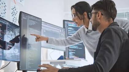 El DMV propuso diversas medidas correctivas, como actualizaciones en su sistema informático, controles de calidad diarios y una mejor capacitación del personal (Archivo)