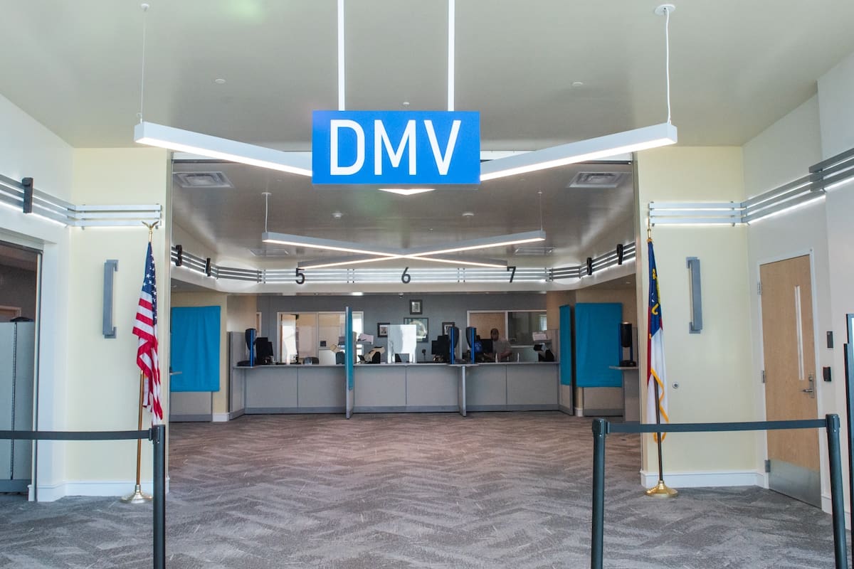 El DMV sirve para realizar trámites como el registro de vehículos