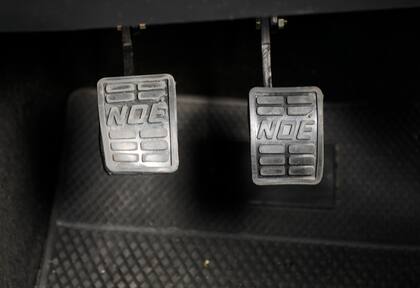 El doble comando manual, con el pedal para el embrague y freno