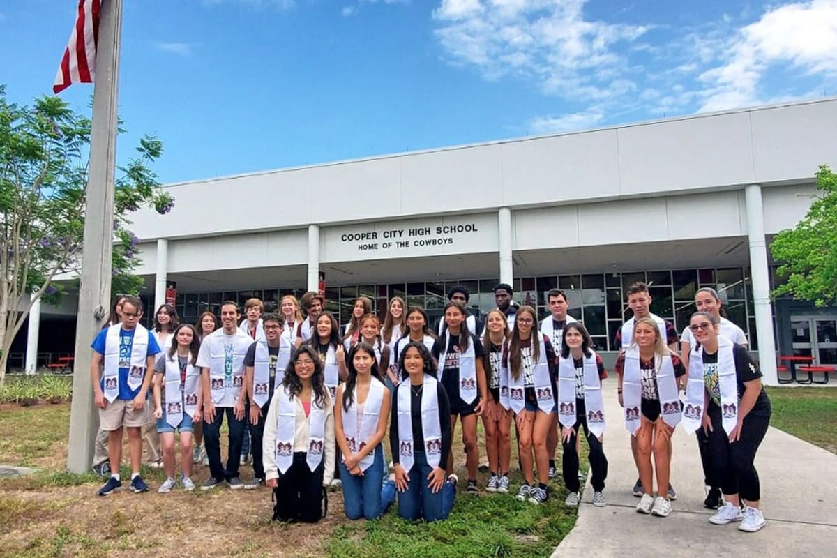 “El doble de agradable y el triple de divertido”, así fue la graduación de gemelos y trillizos en una escuela de Florida