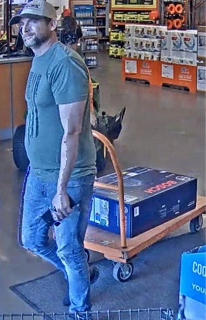 El doble de Bradley Cooper al salir de Home Depot