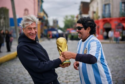 El doble de Maradona le entrega una réplica de la Copa del Mundo a Cattelan en Caminito