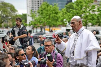 El doble del Papa Francisco estuvo en la puerta de la UCA y acompañó a Alberto