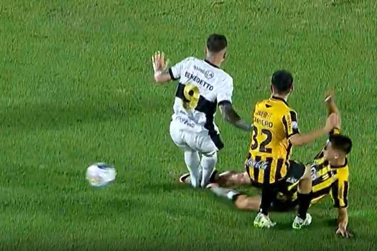 El doble planchazo de Benedetto en Olimpia que le valió la expulsión