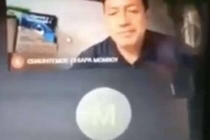 El docente de física de una escuela secundaria aparentemente agredió a golpes a una mujer en la previa de curso a distancia y los estudiantes lo grabaron y lo subieron a las redes