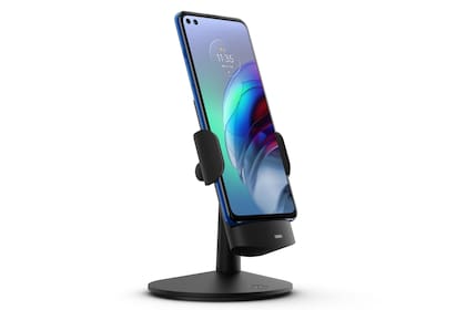 El dock especial para el Moto G100 permite cargarlo y conectarlo a un monitor al mismo tiempo, y tiene un ventilador para enfriar el teléfono