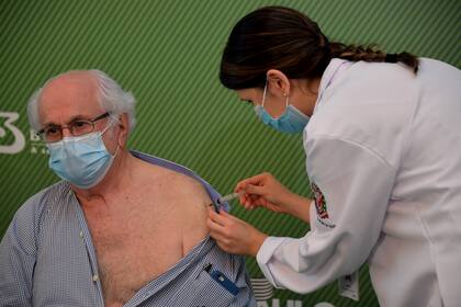 El doctor Almir Ferreira de Andrade, de 79 años, es inoculado con la vacuna CoronaVac Sinovac Biotech contra el coronavirus en el hospital de Clínicas en Sao Paulo, Brasil, el 17 de enero de 2021