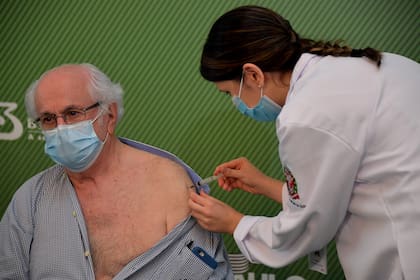 El doctor Almir Ferreira de Andrade, de 79 años, es inoculado con la vacuna CoronaVac Sinovac Biotech contra el coronavirus en el hospital de Clínicas en Sao Paulo, Brasil, el 17 de enero de 2021