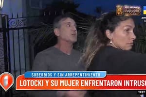 El doctor Anibal Lotocki y su mujer salieron a la puerta de su casa para hablar con la policía y encarar al hombre que los increpaba
