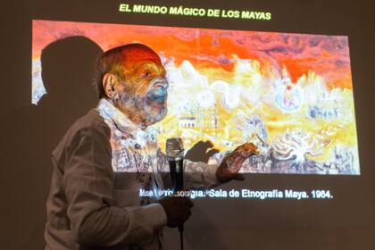 El doctor Carlos Navarrete Cáceres, arqueólogo, antropólogo, historiador y escritor guatemalteco, durante la conferencia en el Museo Mitre