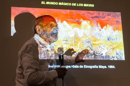 El doctor Carlos Navarrete Cáceres, arqueólogo, antropólogo, historiador y escritor guatemalteco, durante la conferencia en el Museo Mitre