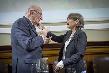El doctor Carlos Scoppa en el acto de incoporación a la Anav de la investigadora Edith Taleisnik. Fuente: Conicet