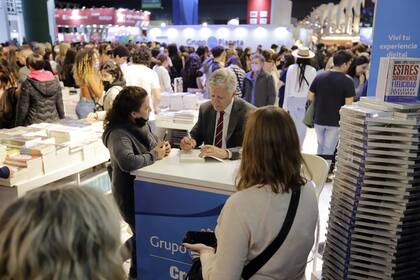 El doctor Daniel López Rosetti presentó el libro "Estrés, sufrimiento y felicidad" ante unas mil personas y luego firmó ejemplares en el stand de la editorial