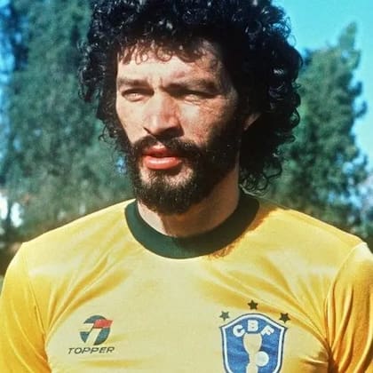 El "Doctor" del fútbol compartió vestuario con Zico en una selección que maravilló por su fútbol, pero que no pudo celebrar un título