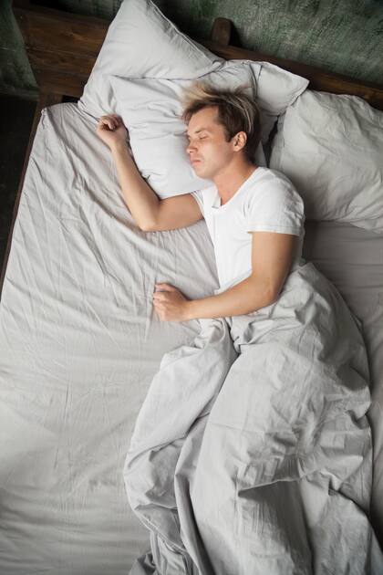 El doctor explicó que es necesario dormir de 7 a 8 horas diarias para la salud hormonal, cardiovascular y la reconstrucción de tejidos (Foto: Freepik)