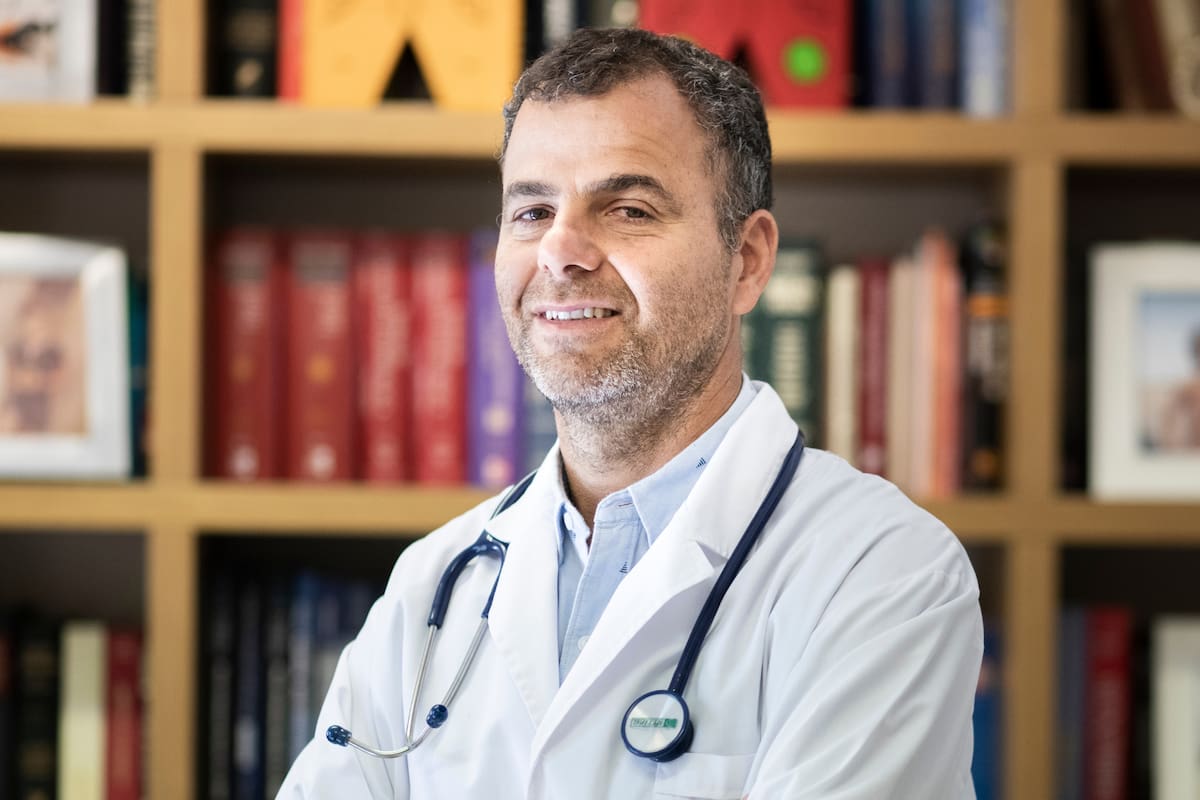 El doctor Facundo Pereyra es médico clínico y gastroenterólogo