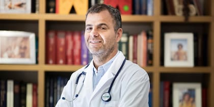 El doctor Facundo Pereyra es médico clínico y gastroenterólogo