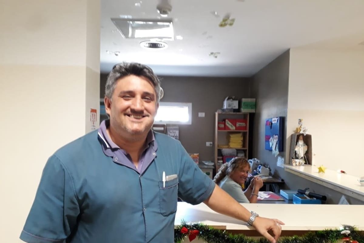 El doctor Fernando Arnedo en la clínica donde trabaja, en San Luis