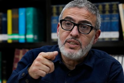 El doctor Ghassan Abu Sitta, cirujano plástico palestino-británico especializado en atención médica en conflictos armados, habla durante una entrevista con The Associated Press en el Instituto de Estudios Palestinos en Beirut, Líbano, el sábado 9 de diciembre de 2023.. (AP Foto/Hussein Malla)