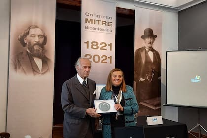 El doctor Isidoro Ruiz Moreno, de la Academia Nacional de Historia, y Gabriela Mirande Lamédica, directora del Museo Mitre.