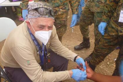 El doctor José Antonio Suárez trata a un paciente en el Darién; muchos padres hacen el peligroso viaje con sus hijos por la zona