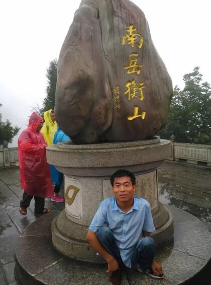 El doctor Li escaló las Cinco montañas sagradas de China y el Monte Huangshan, así como la Gran Muralla China.