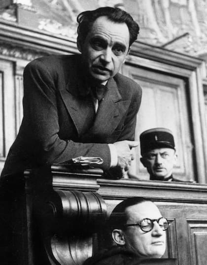 El doctor Marcel Petiot (arriba) en el último de los muchos juicios en su contra.