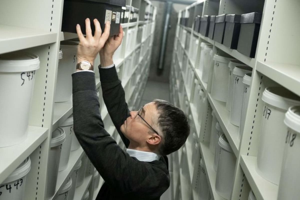 El doctor Martin Wirenfeldt Nielsen es el encargado de la colección de cerebros en la Universidad de Dinamarca del Sur, en Odense