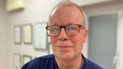 El doctor Paul Charlson dice que el gobierno necesita "avanzar con la legislación" para mejorar la industria de la estética