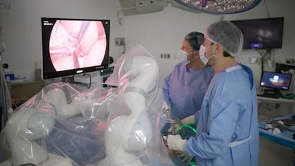 El doctor Ricardo Funke realiza una cirugía laparoscópica asistido por una IA que maneja la cámara el sistema durante la operación; le permite al cirujano prescindir de un ayudante, que es quien tradicionalmente maneja la cámara en forma manual