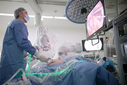 El doctor Ricardo Funke realiza una cirugía laparoscópica asistido por una IA que maneja la cámara el sistema durante la operación; le permite al cirujano prescindir de un ayudante, que es quien tradicionalmente maneja la cámara en forma manual